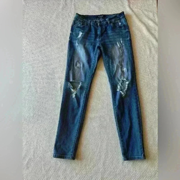 Distressed blue jeans - Picture 1 of 6